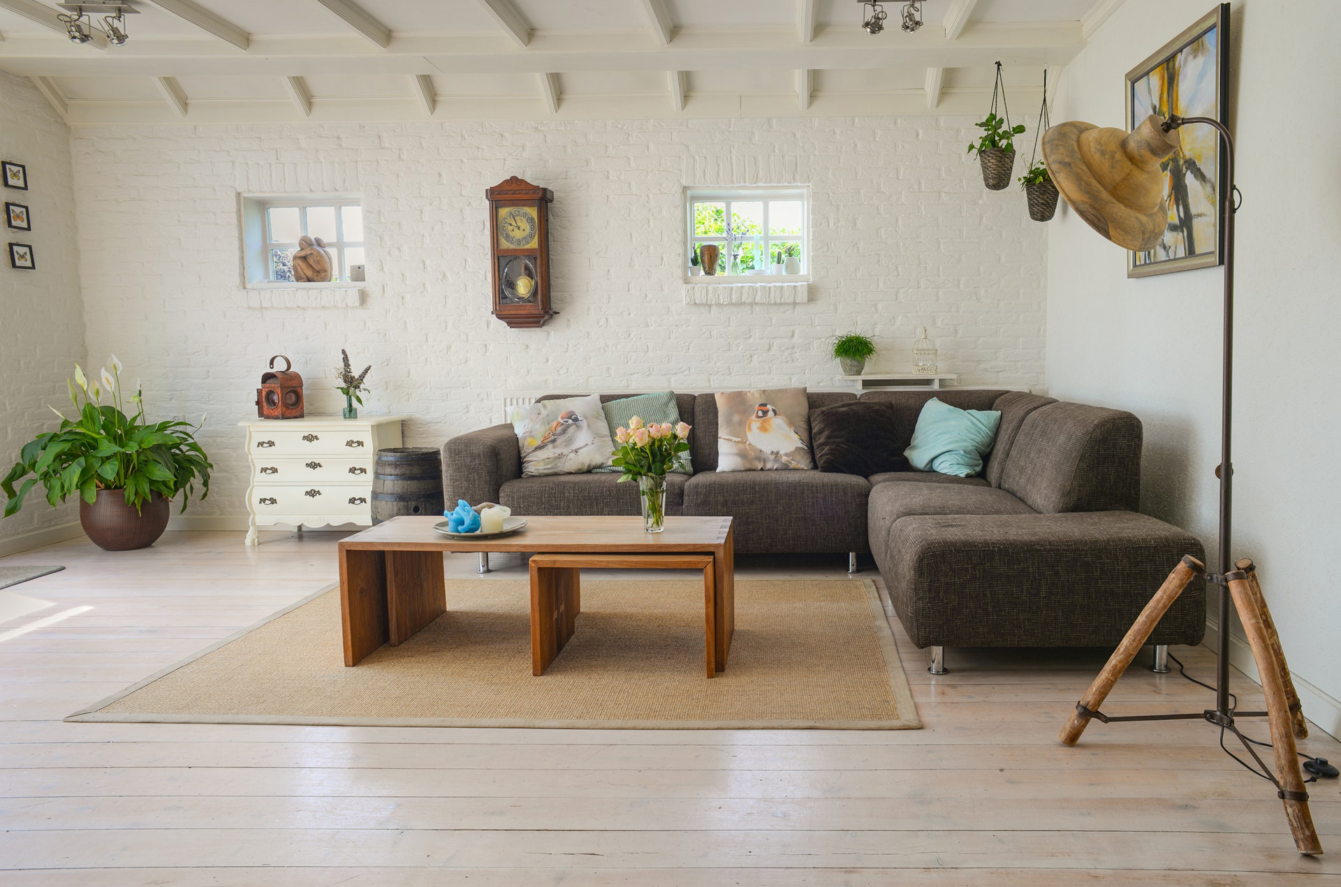 living-room-couch-interior-room-584399 living-room-couch-interior-room-584399